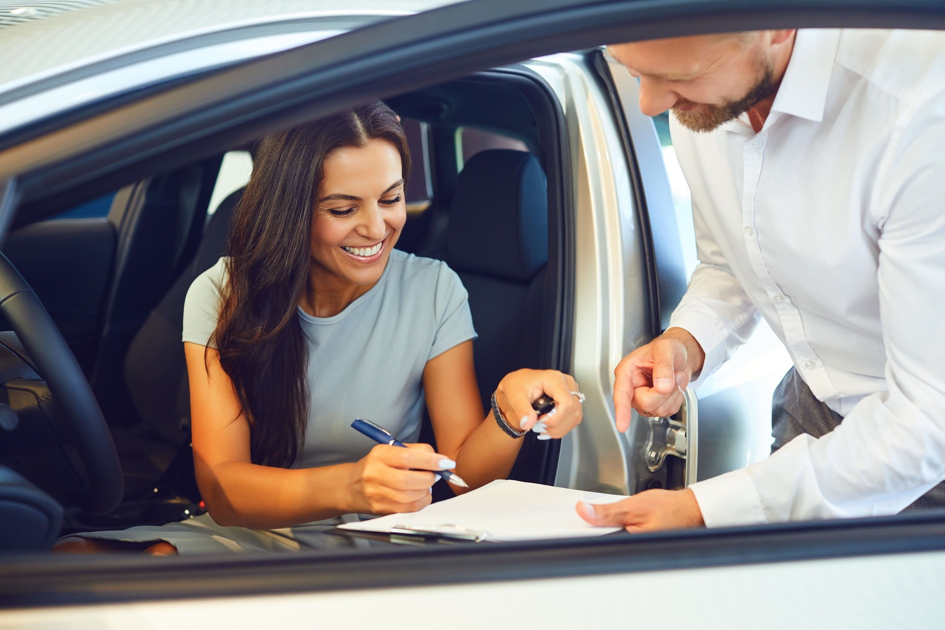dealership agent selling a car 